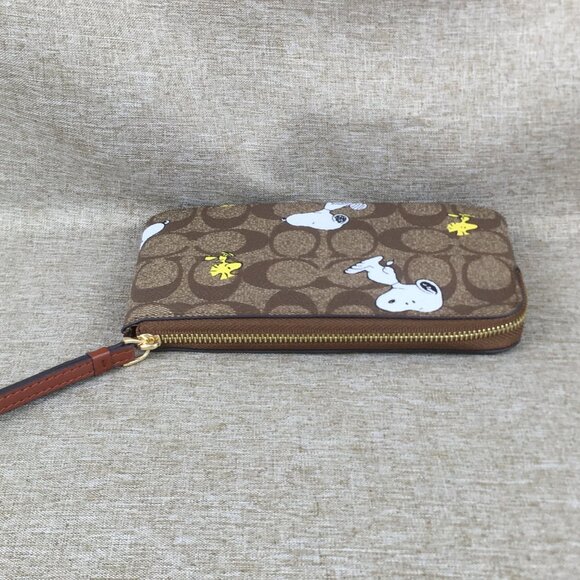 Coach X Peanuts Corner Zip Wristlet Wallet With Snoopy & Woodstock - Picture 5 of 10